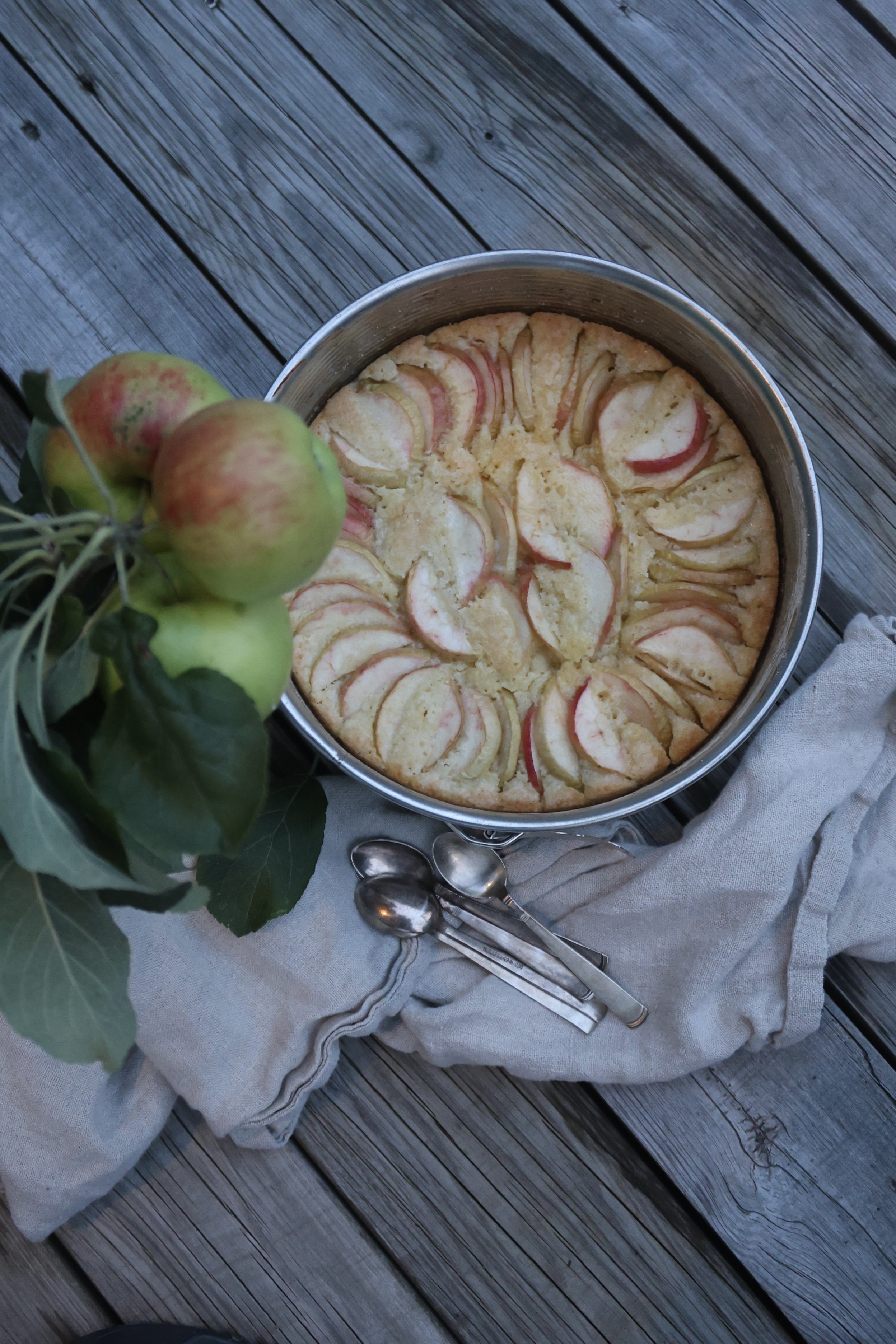 Varm äppelkaka med kall vaniljvisp