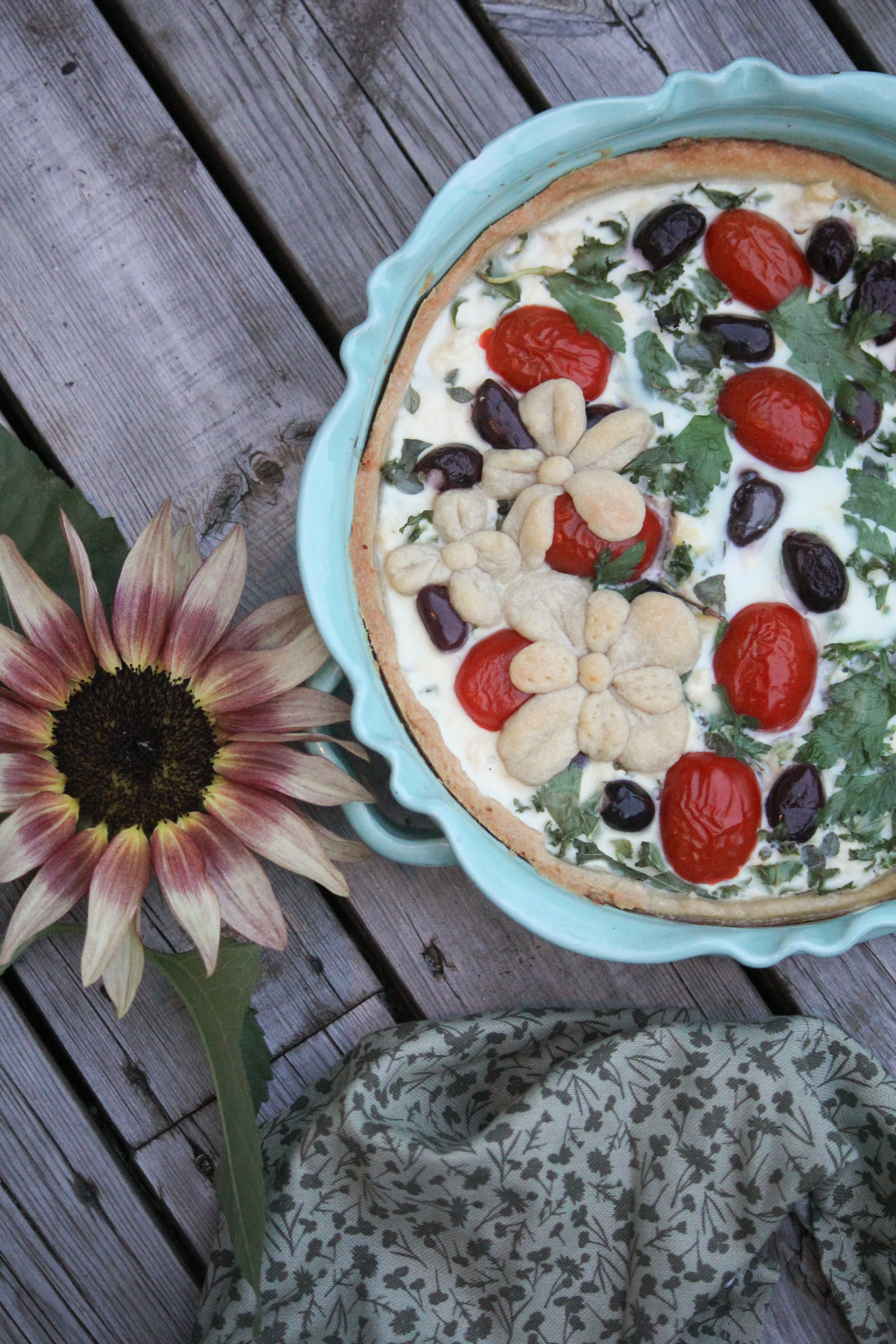 Grönkålspaj med fetaost, tomater och oliver