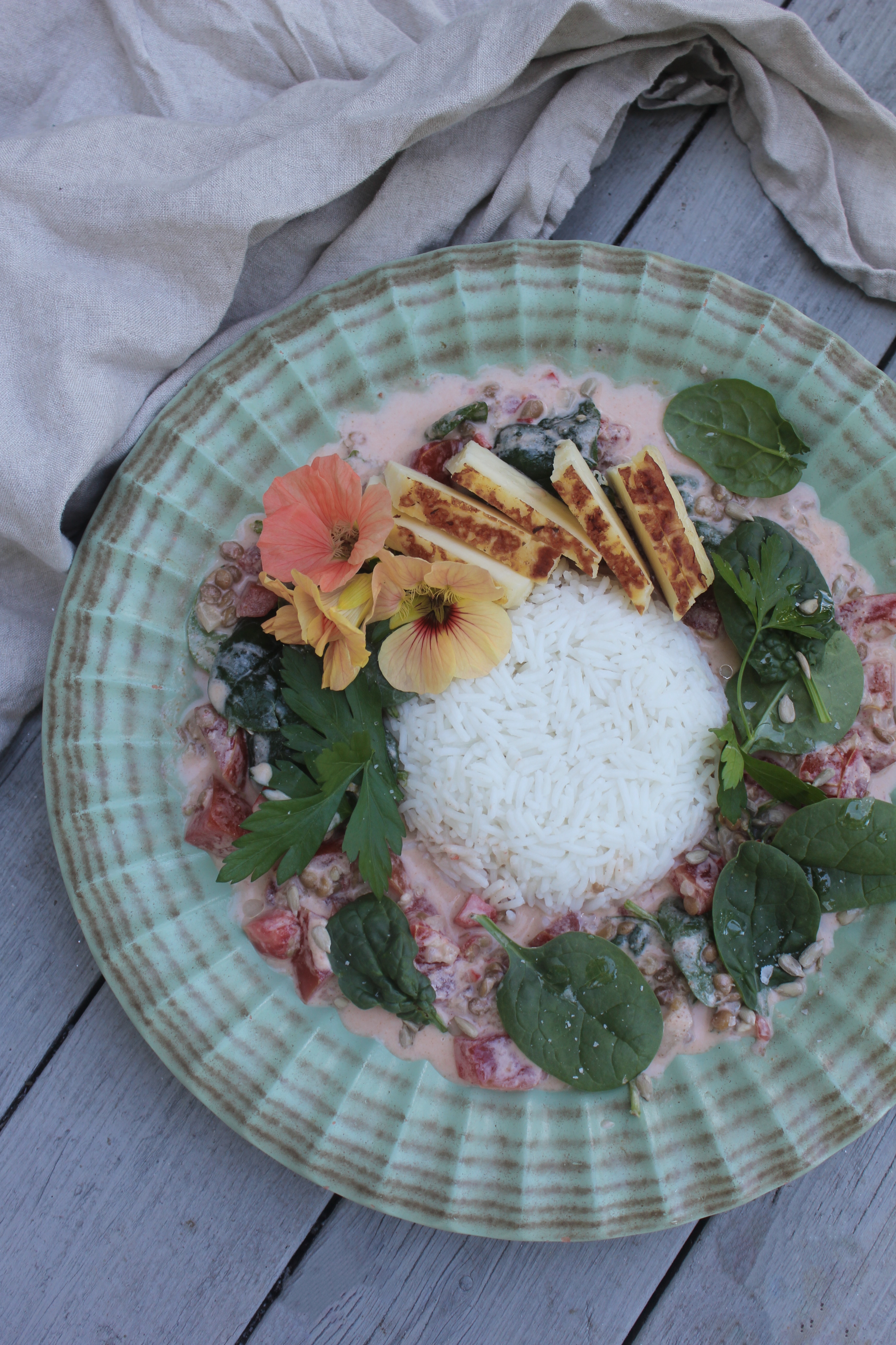 Indisk linsgryta med bladspenat och grillost